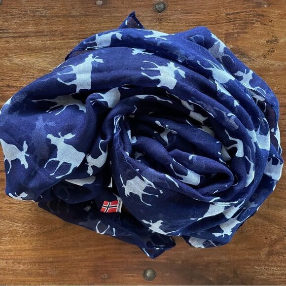 Flaaronning Scarf with Original Norwegian Design Elks - Picture 3 of 6